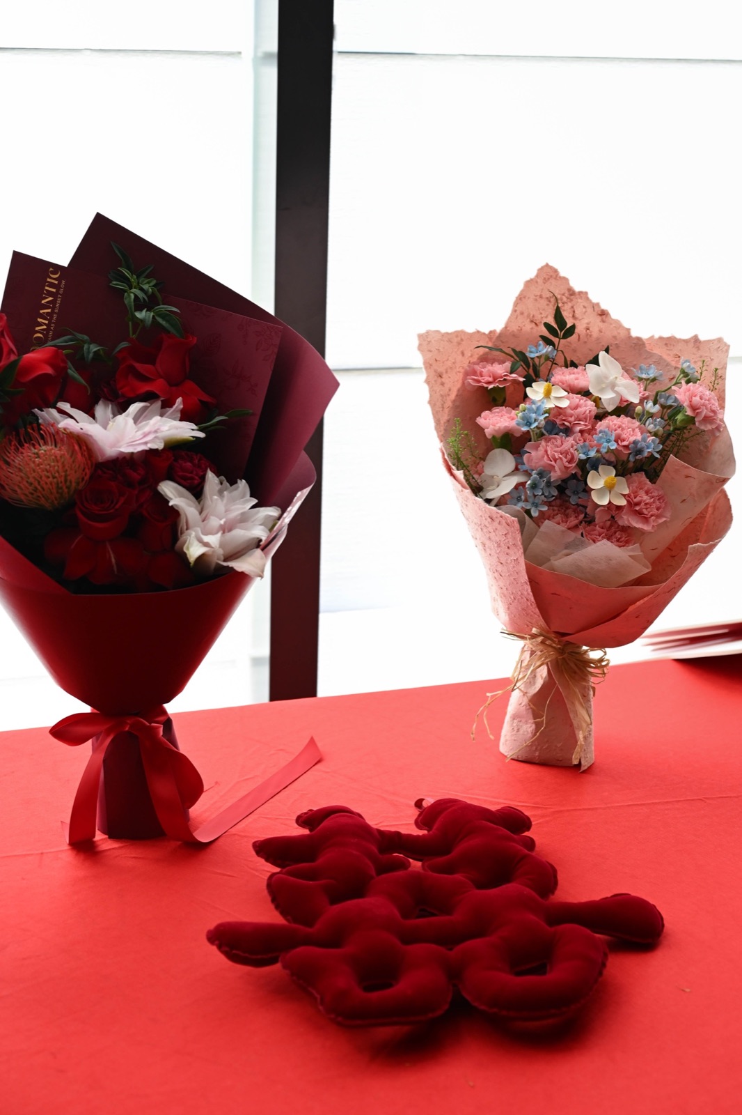 订婚花束与喜字礼物陈设
