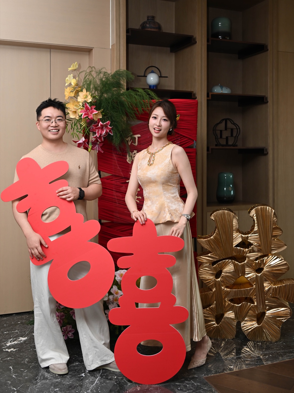 两人手持双喜字装饰的完整合影