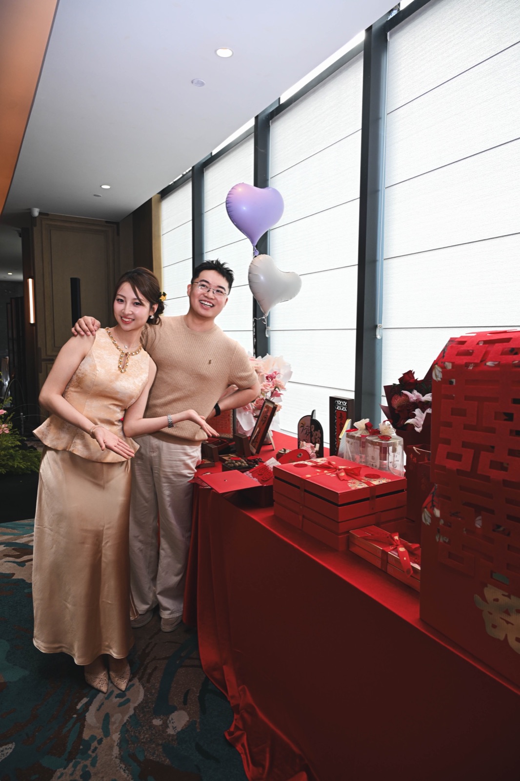 两人与订婚礼物的完整合影