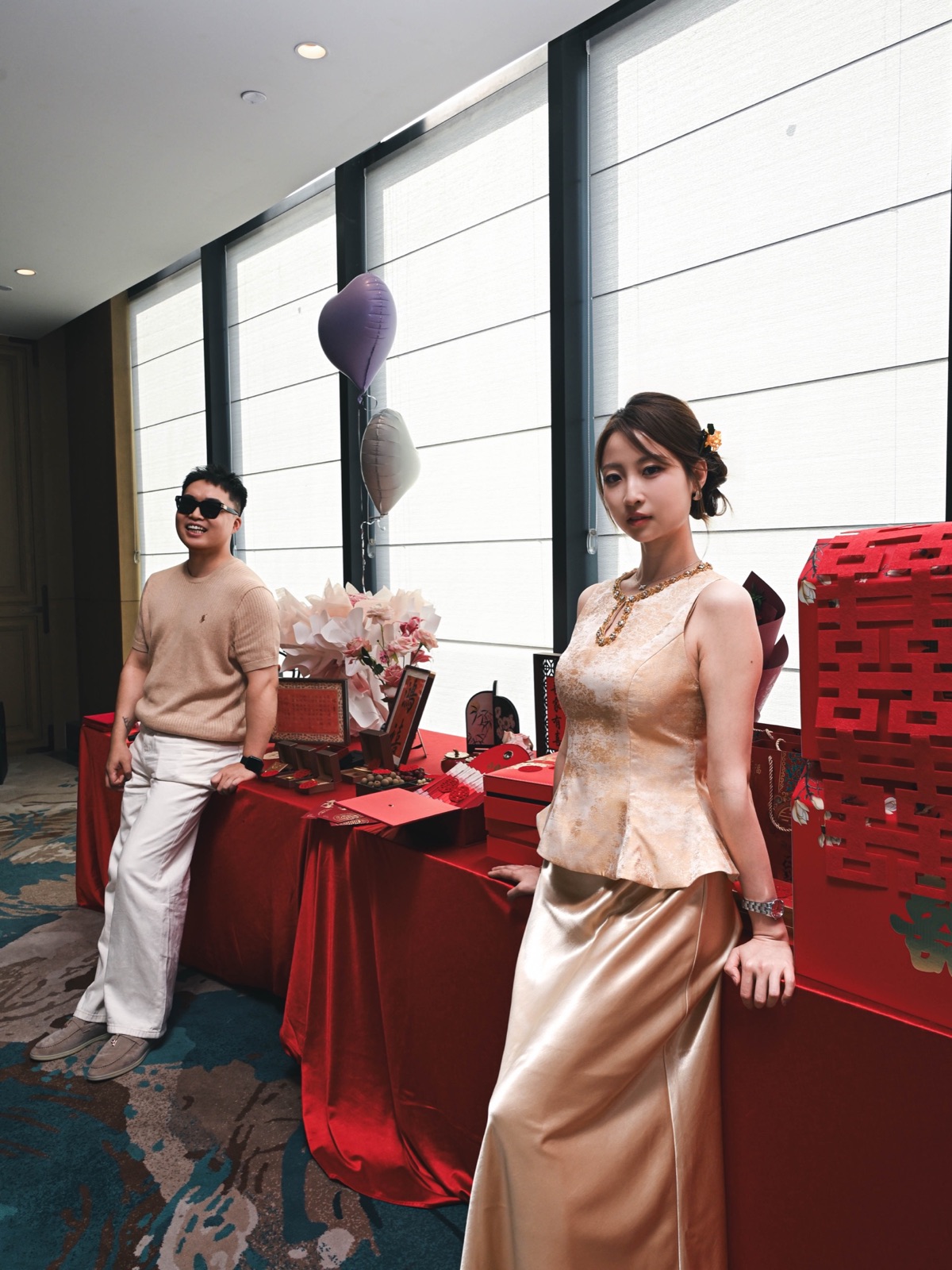两人在订婚礼桌前错落站立的纵深合影